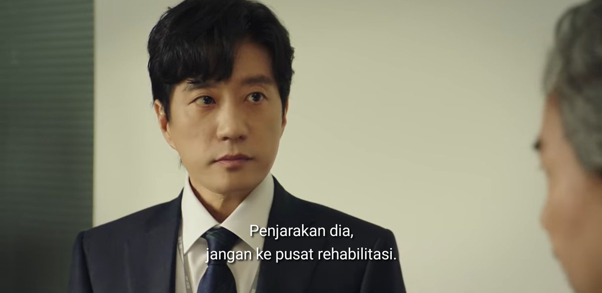  PROF. YANG JONGHOONYangcrates ini jg dulu jaksa yang nanganin kasusnya Kang Sol (tahun 2010)Kasus: Kang Sol mukul anaknya si kepala jaksa, karena anaknya (Kim Miri) ngebully Kang Dan #LawSchool