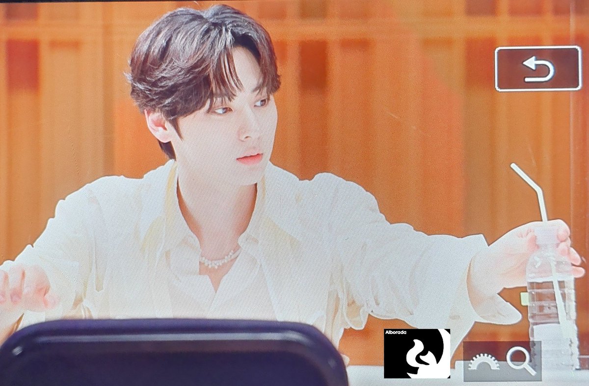 210502 위버스 팬싸 프리뷰 #민현 #황민현 #Minhyun #HwangMinhyun #뉴이스트 #NUEST 

물병이 부럽다아..😭😭