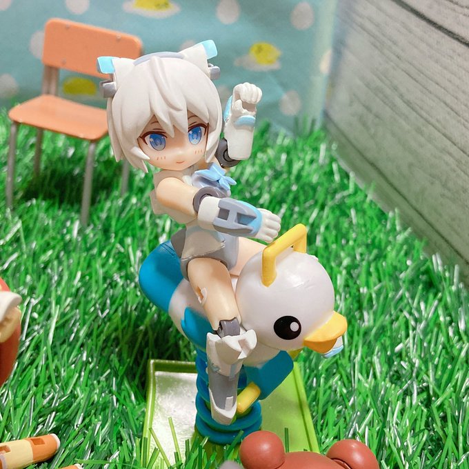 #デスクトップアーミー 美少女プラモ初お迎え(  ᷇࿀ ᷆ )!!すでに完成品なの知らなくてしょぼんだったけど、めちゃくちゃかわいいから良し🥰たまたま買ってあったガチャガチャと相性抜群٩(ˊᗜˋ*)و💓いっぱい癒されてます(<a href="/tag/%E3%83%87%E3%82%B9%E3%82%AF%E3%83%88%E3%83%83%E3%83%97%E3%82%A2%E3%83%BC%E3%83%9F%E3%83%BC"class="tags">#デスクトップアーミー</a>