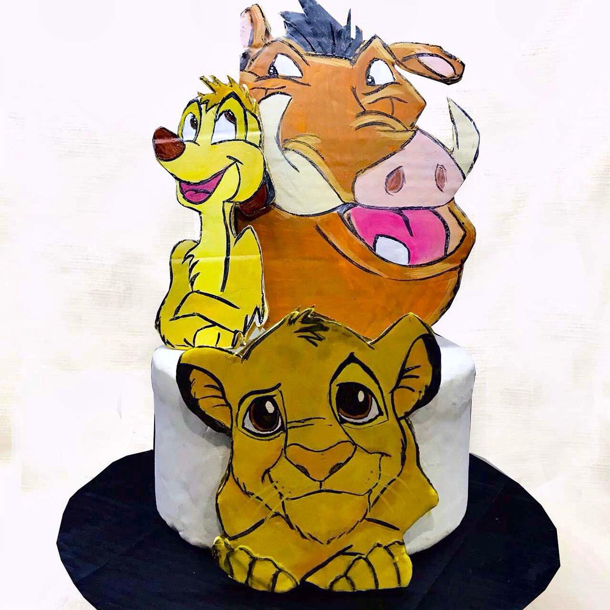 I made a lion king cake #hakunamatata #handpaintedcake