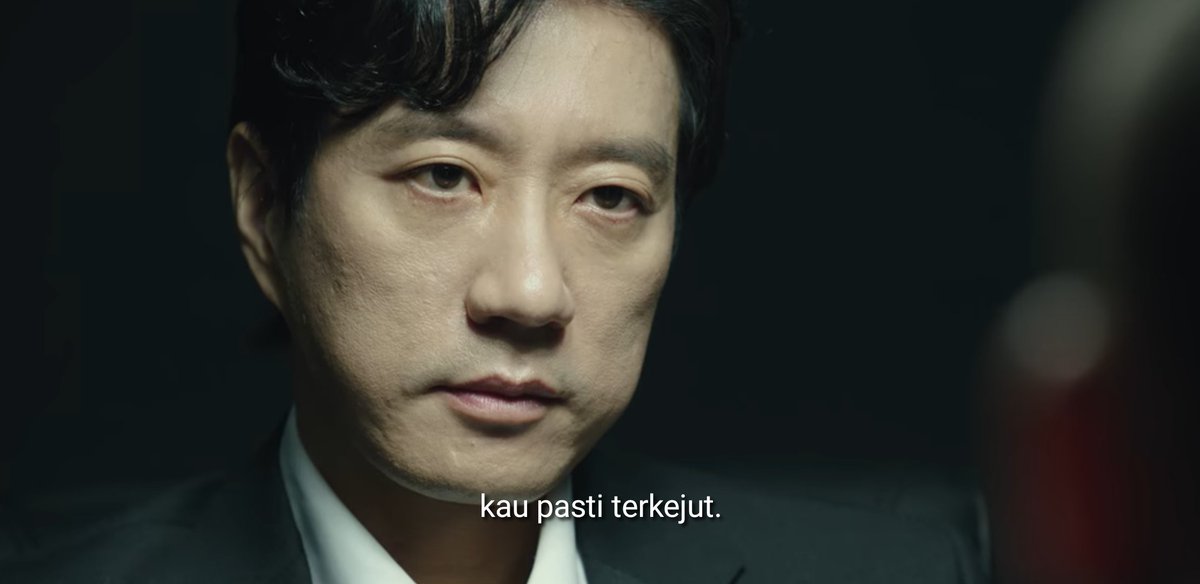 Saat polisi nemu video tsb di hp Yangcrates dan akhirnya ngedatengin Lee Manho selama penyidikan,Polisi nemu motif pembunuhan Prof. Seo yang //diduga// dilakukan Yangcrates (di ep 1-2) #LawSchool