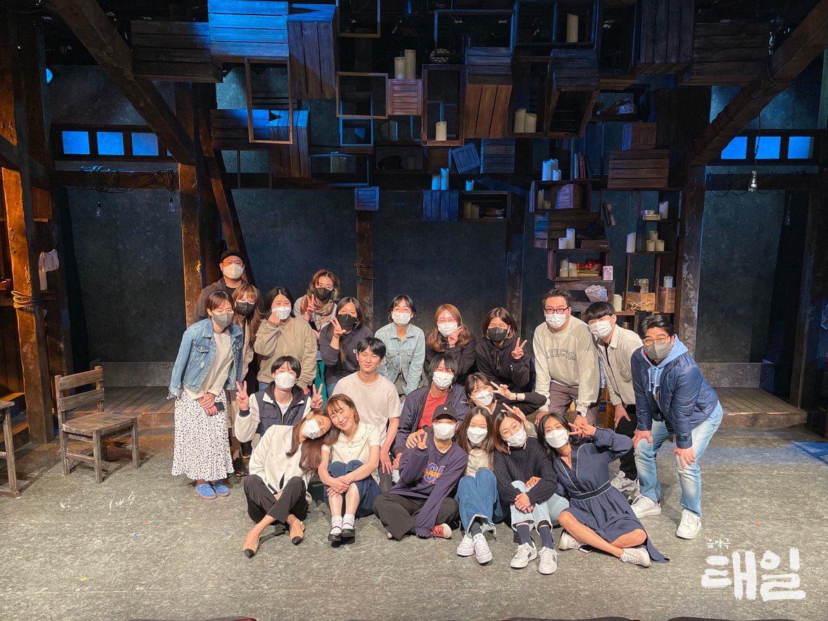 청년 태일의 목소리를 기억하다
음악극 #태일

#단체사진
음악극 <태일>의 완주까지 함께해 주신 관객 여러분께 감사드립니다.
다시 만날 그날까지 건강 하시고 늘 행복하시길 바랍니다.
감사합니다!

-
2021.2.23-5.2
대학로 TOM 2관