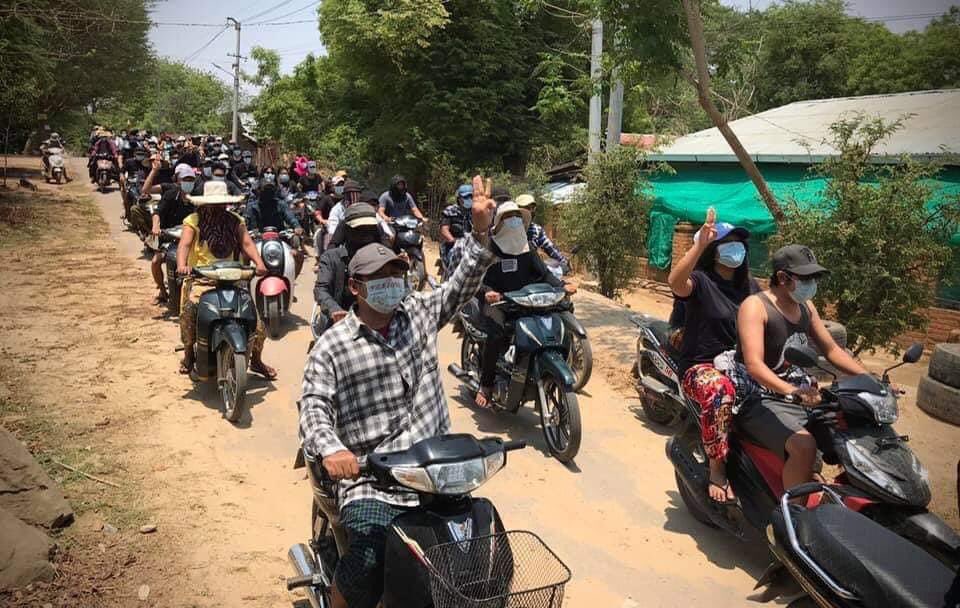 OoNayWinSnare's tweet photo. Massive crowds of protesters joined GLOBAL SPRING REVOLUTION at Bagan, an ancient city and a UNESCO World Heritage Site of Myanmar.

#May2Coup #WhatsHappeningInMyanmar #SpringRevolution @UNHumanRights @UN https://t.co/UwAm7M1sx4