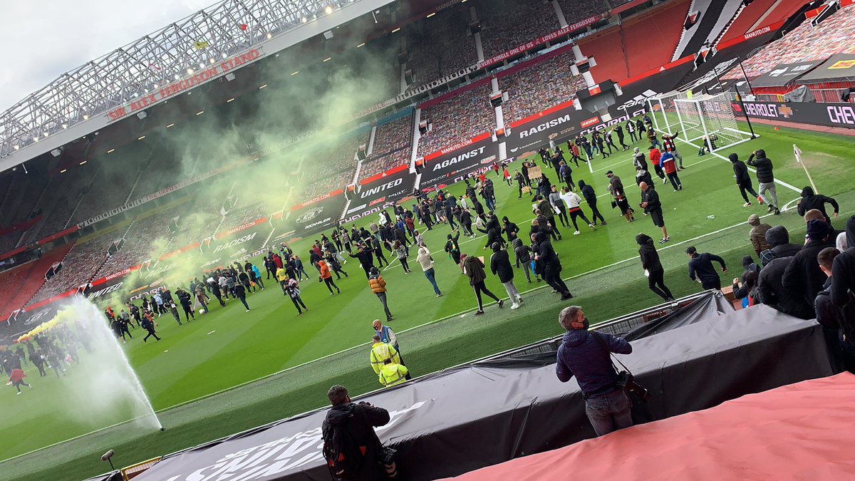 UnitedStandMUFC's tweet image. #mufc fans have made their way onto the pitch. #GlazersOut