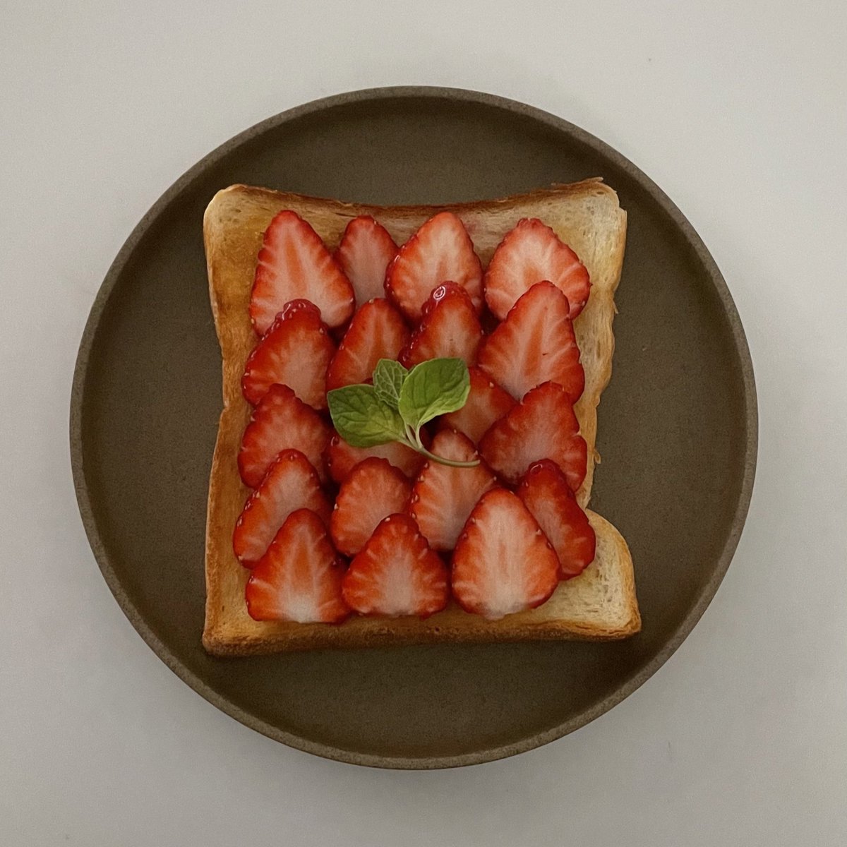 バナナと苺のおやつと朝ごはん
バターとはちみつたっぷりのトーストにフルーツたくさんのせて食べる幸せ