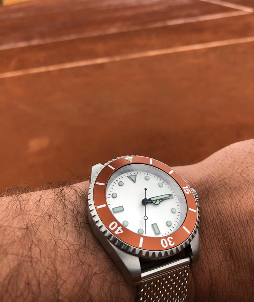 On the court this weekend with a custom built Dive E02/HW, completed by our Paris Tennis bezel. Many thanks to our friend @paulmartintech10 for capturing this great image of his personal Dive E02/HW, an ideal timekeeper for on-court training.