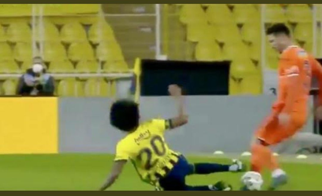 yyusuf_1905's tweet photo. Gedson Fernandes'in pozisyonuna  Kırmızı diyen Cahillere sesleniyorum...

Gedson’un yaptığı hareket kırmızı kart ise Rosier,Josef ve Gustavo’nun futboldan men edilmesi lazımdı❗️

O kadar yüzsüzsünüz ki Suratınıza tükürsek yarabbi şükür diyeceksiniz...

 #GBvGS #Babel #EmreAkbaba https://t.co/9msLwzMpWH