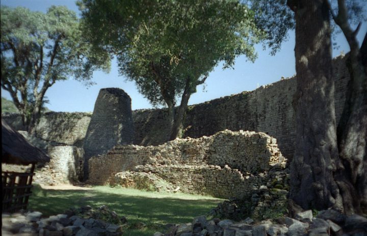 the kingdom of mutapa (1430 CE – 1760 CE): legend has it, a warrior prince from the kingdom of zimbabwe established the kingdom of mutapa. within a generation, mutapa eclipsed the glory that was great zimbabwe and its surrounds.