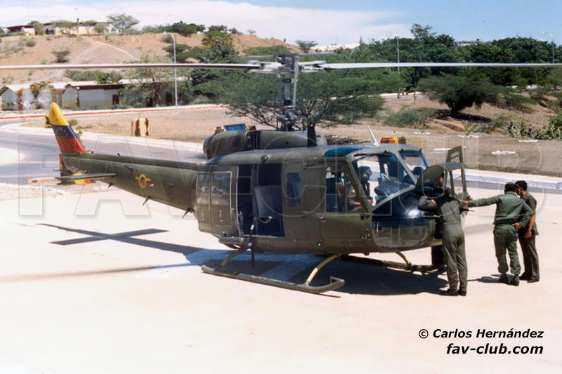 Bell 205A1 del Ejército venezolano en Fuerte Manaure, julio de 1987.

Foto: Carlos Hernández 

#aviacionmilitar #ejercitovenezolano #helicoptero #bell205a1 #venezuela #favclub