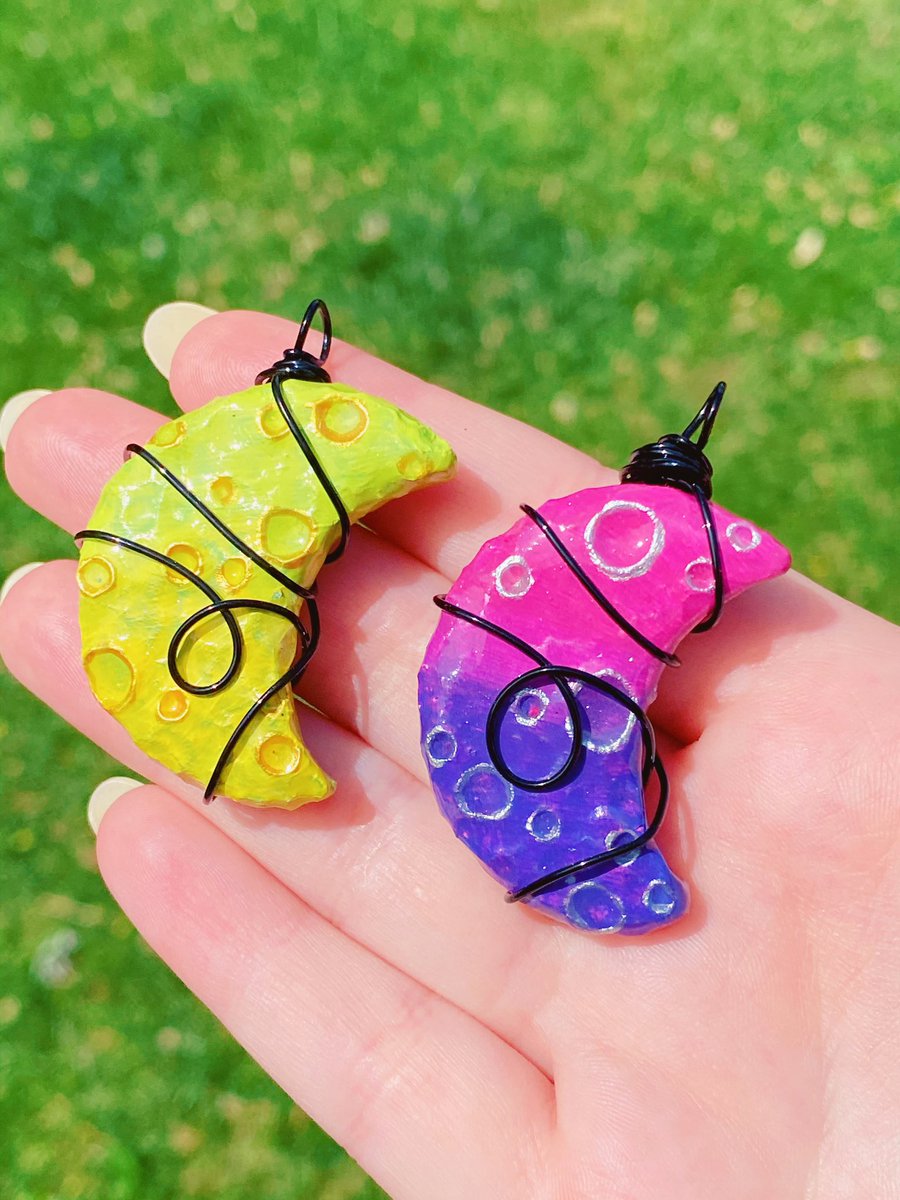 🌙Happy Sunday🌞 
Can we find a home for these moons today?? 🌈🙏🏻✨ Spoil yourself or your mom with a one of a kind pendant! ⬇️⬇️
moonlightmountaindesigns.com