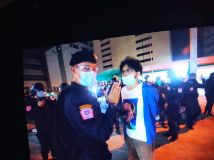 ALONEBIKER13's tweet photo. เขาแค่มาขายเสื้อในม๊อบ แต่หลังจากยุติการชุมนุม​จนกระทั่งเกิดเหตุวุ่นวาย เขาจึงเก็บแผงออกไปเพราะหวั่นเกิดอันตราย แต่พวกตำรวจก็ยังตามไปจับเขา กะทำงานให้คุ้มกับอาหารเม็ดที่นายให้มาหรือยังไง #ม็อบ2พฤษภา https://t.co/BN1MtBHi36