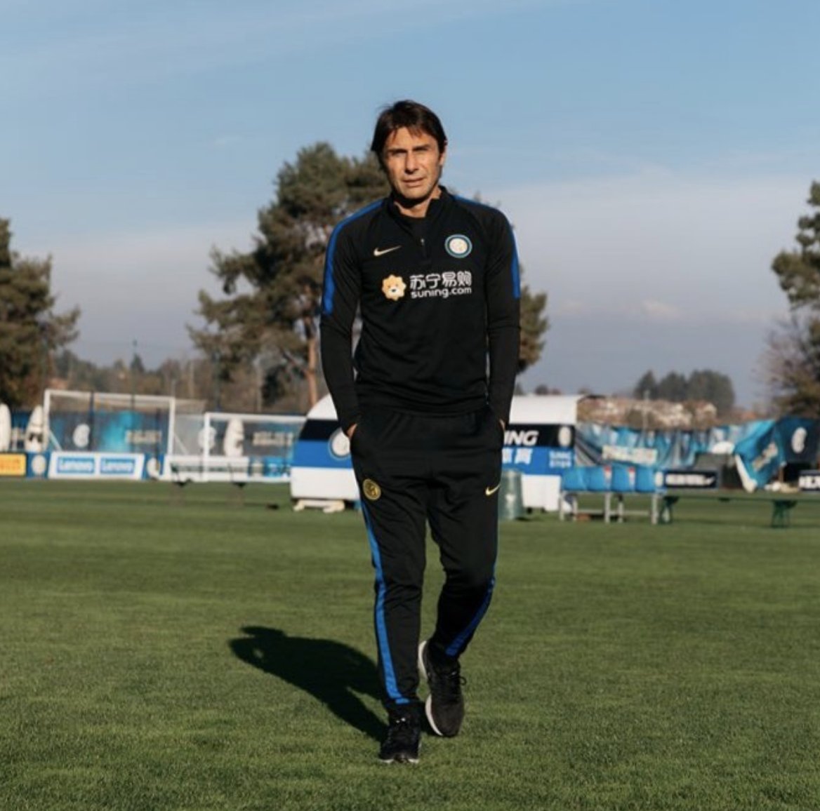 InvictosSomos's tweet photo. ➤ Tricampeón de Serie A con la Juventus (rompió una sequía institucional de 8 años).
➤ Campeón de Premier League con Chelsea.
➤ Campeón de Serie A con el Inter (rompió una sequía institucional de 11 años).

Lleva 4 Scudettos y 1 Premier League.

DON ANTONIO CONTE. https://t.co/AUlLEbQZMz