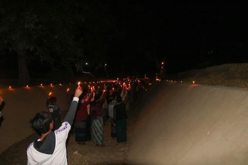 Pauk, Magway: Residents from ThayatLayPin Village held candlelight vigil tonight in praying for the fallen heroes in this Spring Revolution. May all your souls rest in power and we will fight in your stead. #WhatsHappeningInMyanmar #May2Coup