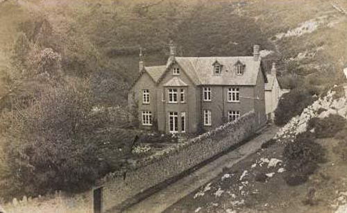 LostSwansea's tweet photo. Caswell Cottage. c1900, and an OS map from this period showing where it once sat, fading into the modern equivalent. The site is now occupied by the main Caswell beach car park.

Caswell Cottage was once the holiday home of John Dillwyn Llewelyn and his family. https://t.co/84a2m8afIv