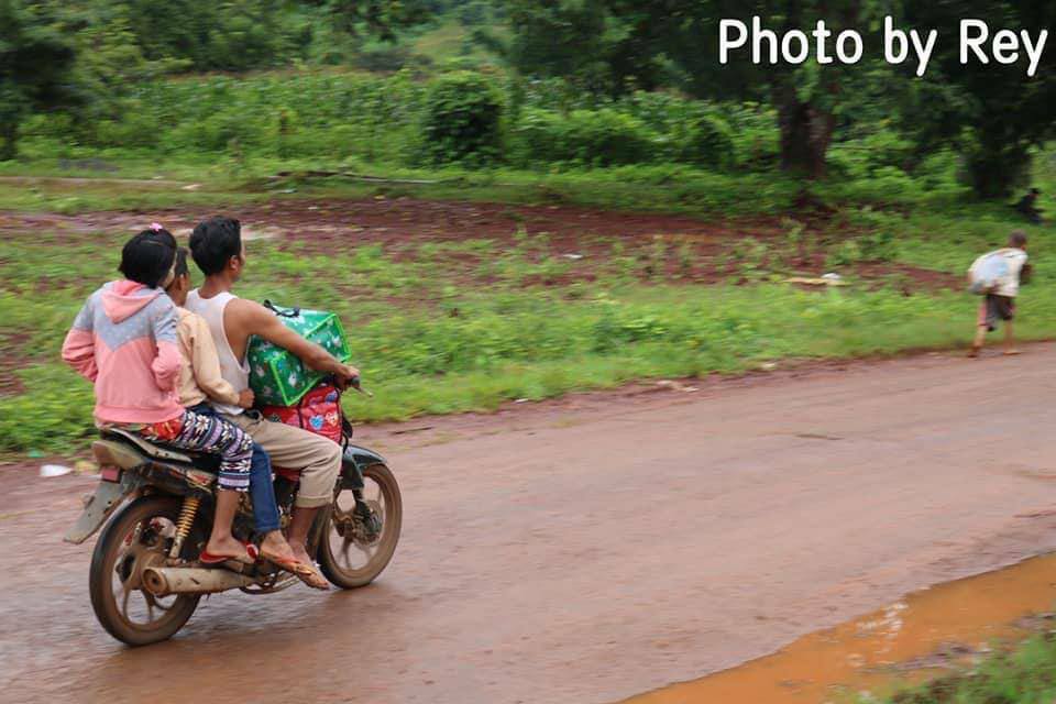 Heartbreaking picture of Blind lady fleeing from her hometown because of terrorist(SAC) bomb attacks and air strikes.
GLOBAL SPRING REVOLUTION 
#WhatsHappeningInMyanmar 
#Mar2Coup