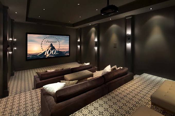 Home theater 2. Домашний кинотеатр. Домашний кинотеатр интерьер. Освещение в домашнем кинотеатре. Домашний кинозал интерьер.