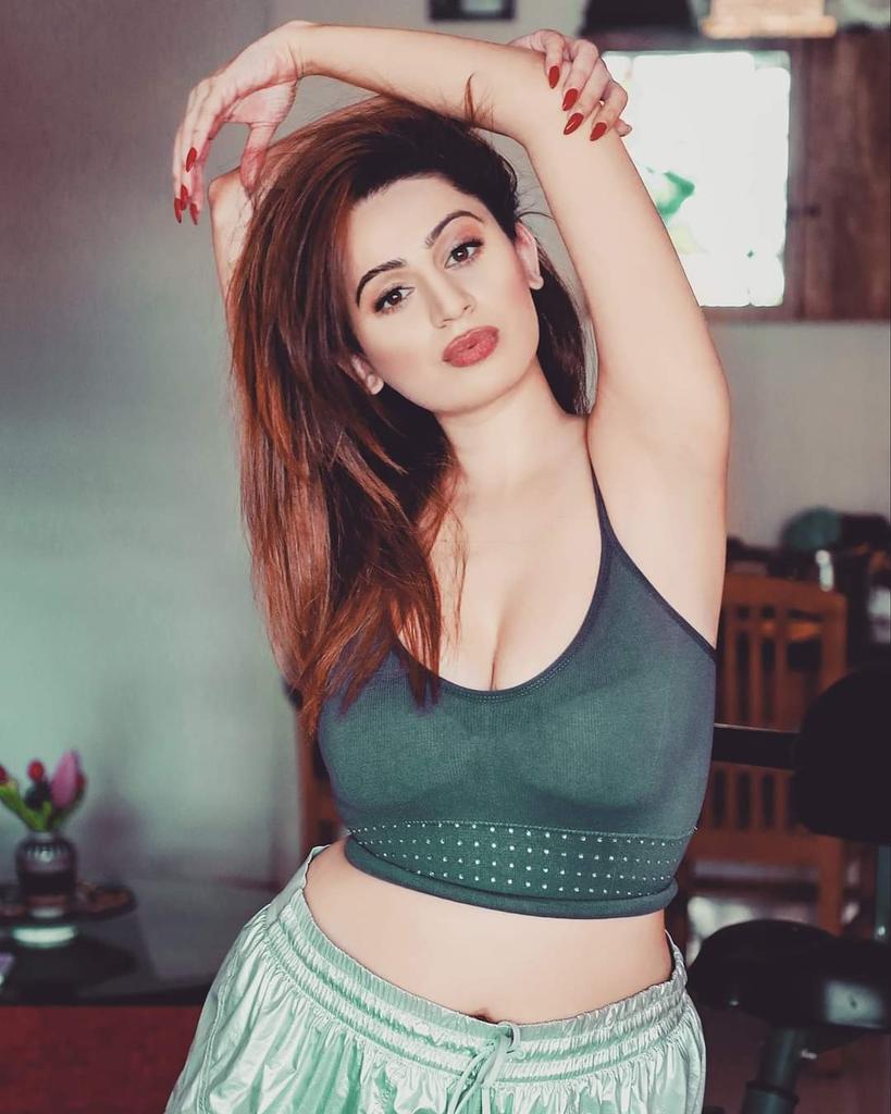 .****तुम्हारे साथ तसल्ली से चाहिए मुझे जन्मों की थकान लम्हों में कहाँ उतरती...