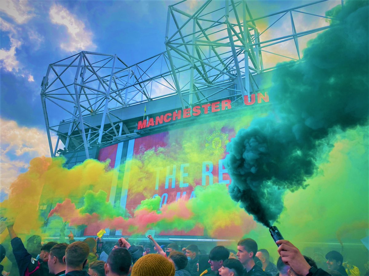 MUnitedFR's tweet photo. Quelle journée 🔥✊ #MUFC #GlazersOut https://t.co/X8lfxEKX1j