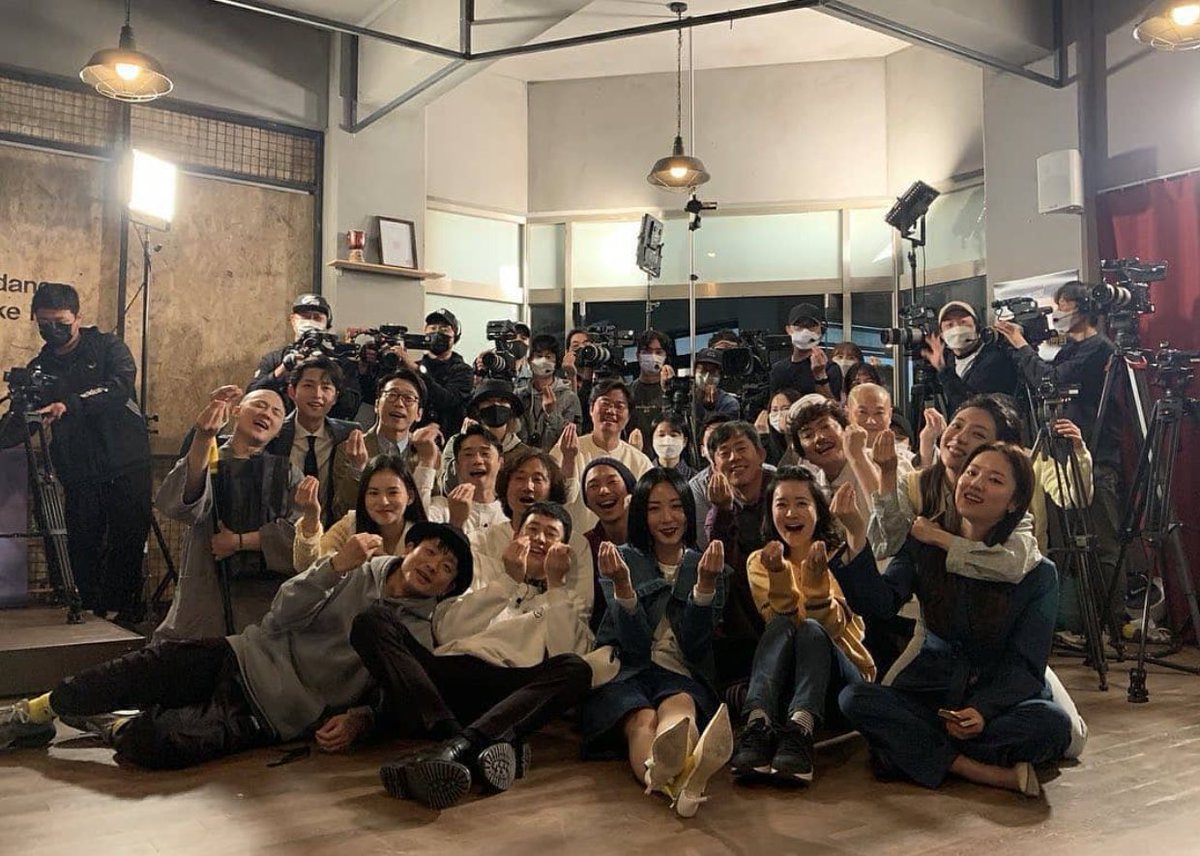 s_tasaraei's tweet photo. ดูจบแล้วมาอวยยศเรื่องนี้หน่อยด้วยความที่เป็นแฟนซีรี่ย์สายนี้อยู่แล้ว อยากจะบอกว่าทั้งตัวนักเขียนผู้กำกับนักแสดงหรือฝ่ายอื่นๆทำดีมาก!!! ไม่เคยดูซีรี่ย์เรื่องไหนแล้วแบบรู้สึกร่วมขนาดนี้ทั้งสะใจ รัก เศร้า โกรธ ตลก แบบอยากให้ได้ถ้วยซีรี่ย์แห่งปีมาก จบแล้วฉันจะ��ูอะไรㅠㅠ #VincenzoEp20 https://t.co/hrAkA9kdIu