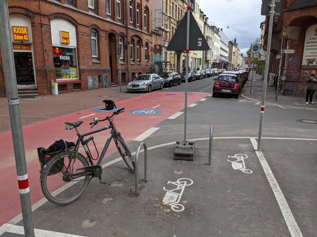Radpolitik's tweet photo. So muss das! Nur die Blechkisten stören noch den Gesamteindruck. Was man aus dem blockierten Platz alles machen könnte! #Fahrradstraße #Edenstraße #Hannover #Verkehrswende #StädtefürMenschen #Autokorrektur #modaleFilter https://t.co/Boxw8KQBDz