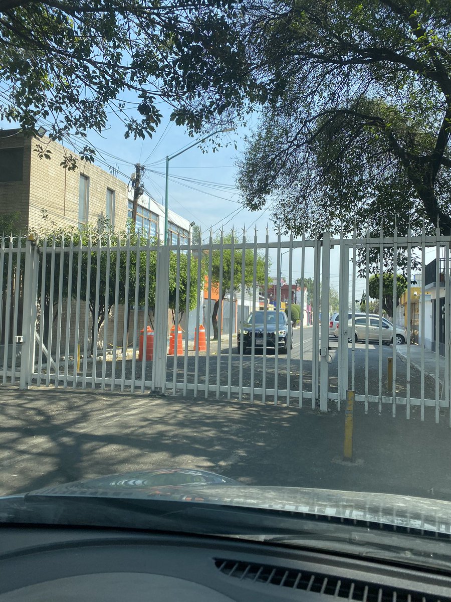 PoppersLucrecia's tweet photo. Y además que cierran las calles apartan lugares. Chale que gente. https://t.co/qTXnwJ26Tq