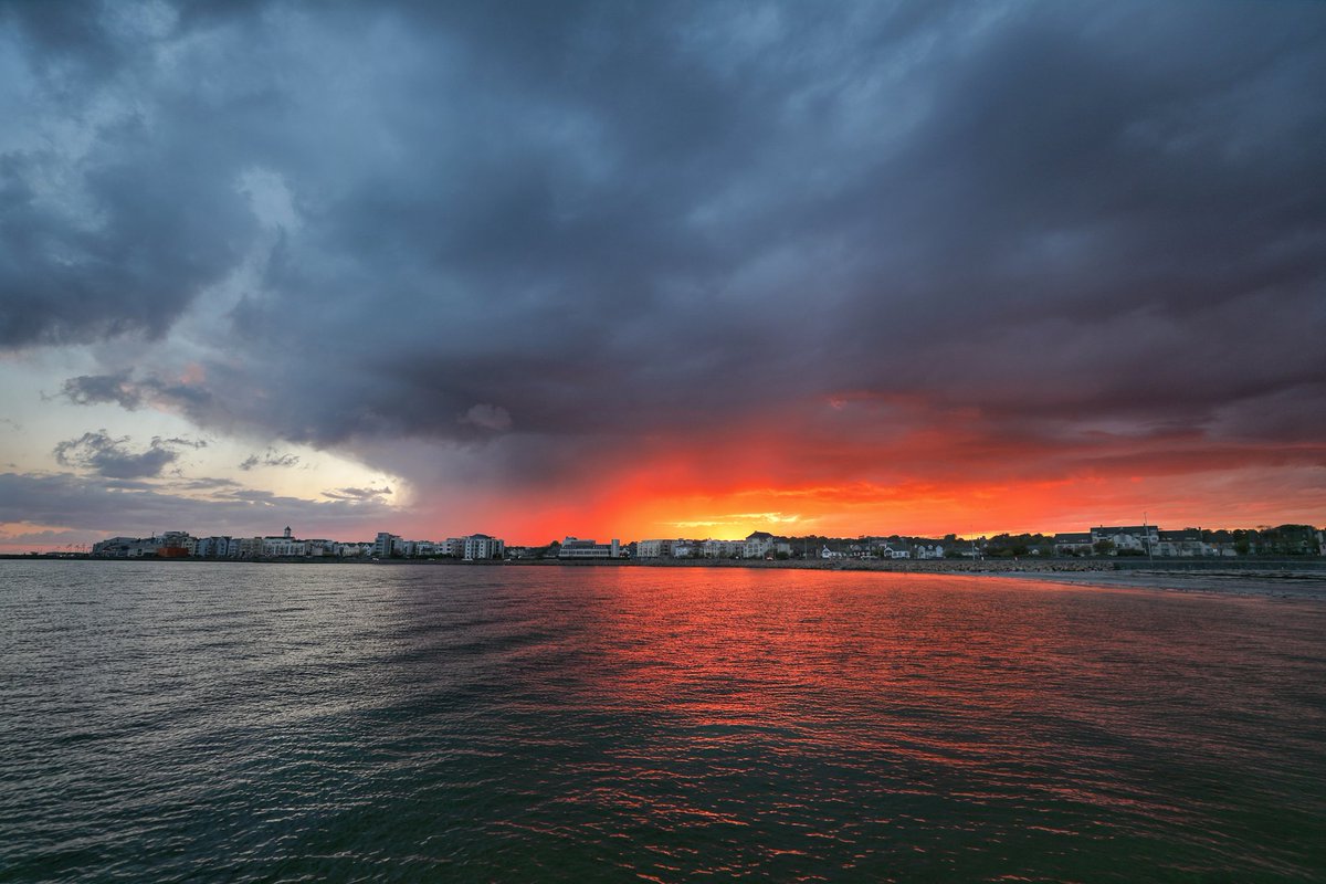 ZhangChaosheng's tweet photo. Sunset over Salthill last evening https://t.co/gKYXDV8kwF