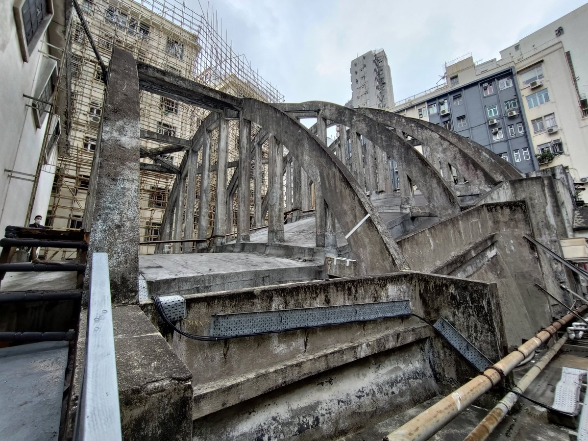 richardlai's tweet photo. A rare look at the iconic parabolic exoskeleton truss on the roof of the 68-yr-old State Theatre (#皇都戲院) in Hong Kong. This Grade I historic site will reopen as a new complex -- with the theatre intact -- in 2026. #NewWorldDevelopment #StateTheatre #CultureForTomorrow https://t.co/qMs4rZEbMt