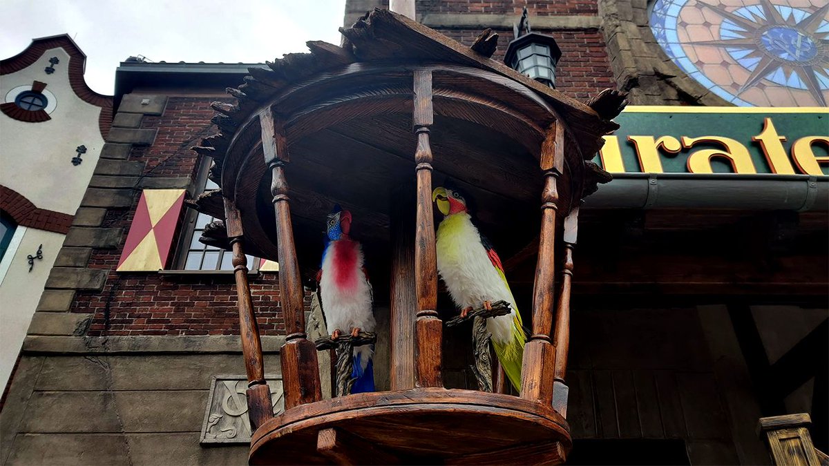 Während früher nur ein Papagei vor den Pforten Batavias krächzte, so ist dieser heute in den Wartebereich umgezogen und wurde durch zwei seiner gefiederten Kollegen ersetzt. 🦜
⠀
HAST DU DIR BEREITS ANGEHÖRT, WAS DIE NEUE PAPAGEIEN ZU SAGEN HABEN? 🏴‍☠️
