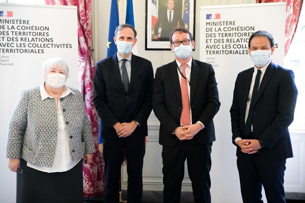 Avec <a href="/j_gourault/">Jacqueline Gourault</a> Ministre de la <a href="/cohesion/">Cohesion</a> des #territoires et <a href="/cedric_o/">Cédric O</a> nous lançons le recrutement de 4000 conseillers #numeriques pour favoriser l'inclusion au digital. Un programme de 250 M conduits par <a href="/ANCTerritoires/">Agence nationale de la cohésion des territoires</a> et <a href="/BanqueDesTerr/">Banque des Territoires</a>, pour réduire les inégalités face au web