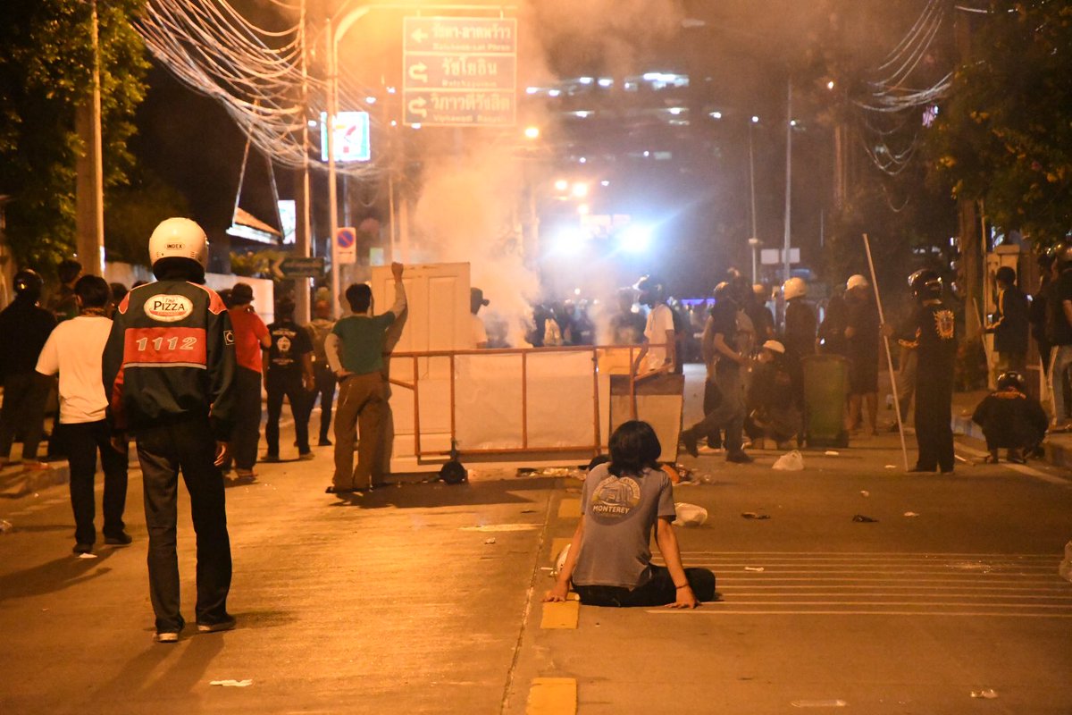 KhaosodEnglish's tweet photo. Commotion continues on Ratchadaphisek Soi 32 as riot police confront with a group of individuals who refuse to disperse. Police spokesman Kissana Phattanacharoen said the protesters are breaking the ban on mass gathering and at least one man has been arrested. #ม็อบ2พฤษภา #KE https://t.co/8mPZxjPpjR