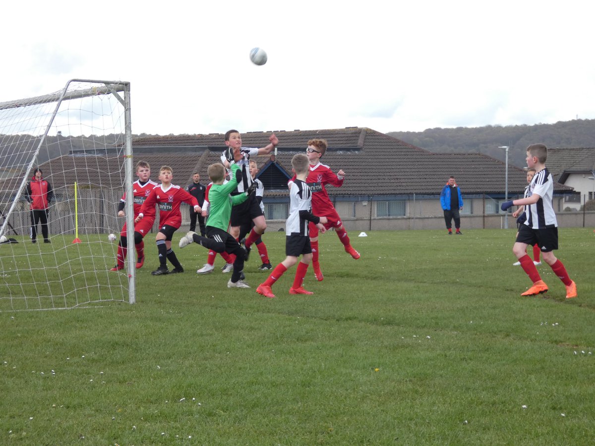 valecommunityfc's tweet photo. Grassroots football is Back⚽️
Our 2010’s Welcomed @FLinkup to Banff Academy this morning, a very entertaining match and it’s great to be back.
#valecommunity #grassrootsisback #returnofgrassrootsfootball https://t.co/yLWFEcavib