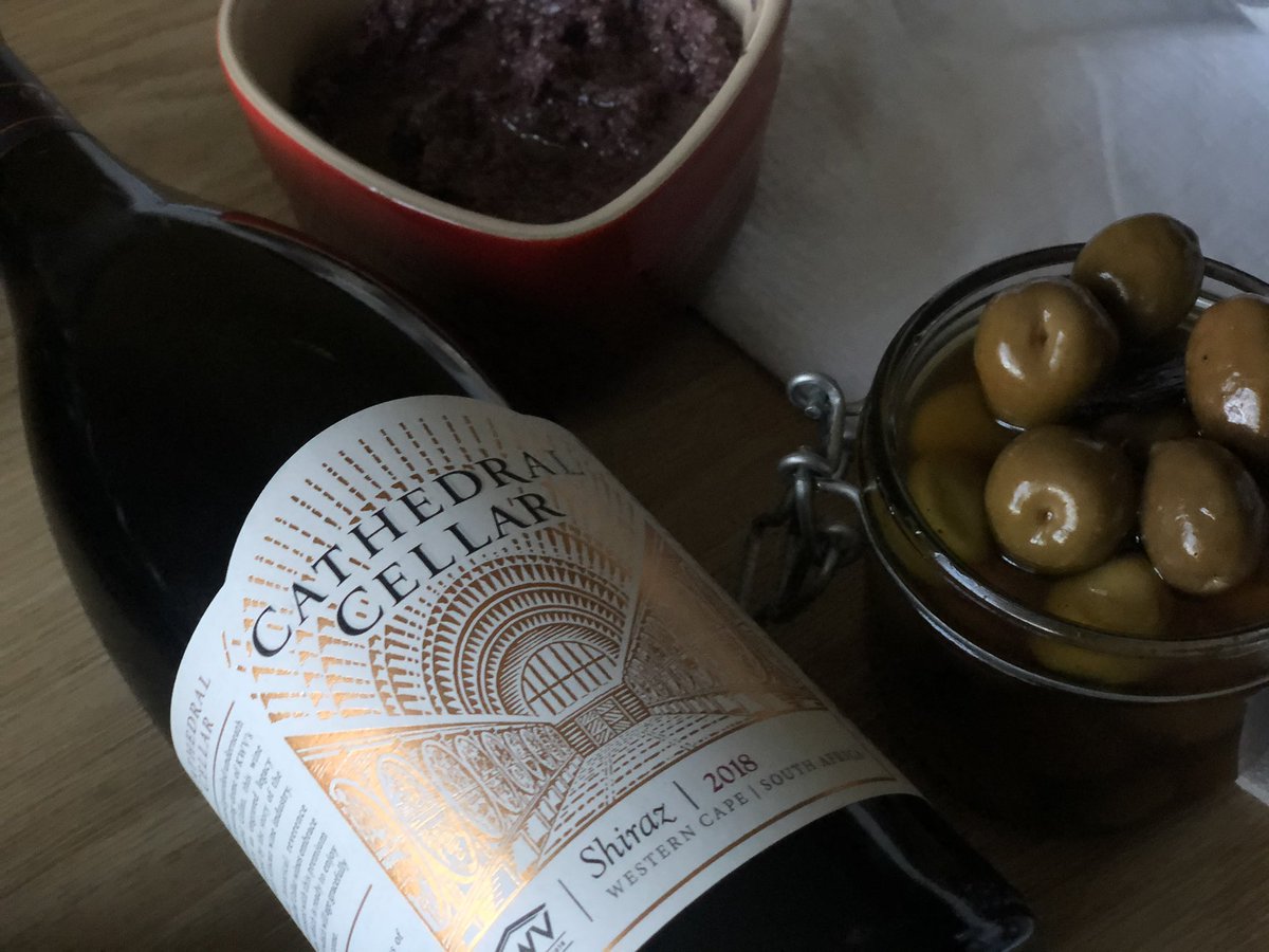 TsepangMolisana's tweet photo. Cathedral Cellar Sundays 🍇🫒

@KWVwines Cathedral Cellar’s ambassador Chef @MynhardtJ has married resilient olives and this resplendent wine.

Wine and olives, a traditional pairing that is quite simply, divine.

#KWVCathedralCellar
#ChefMynhardt https://t.co/NeSYtHuM2c