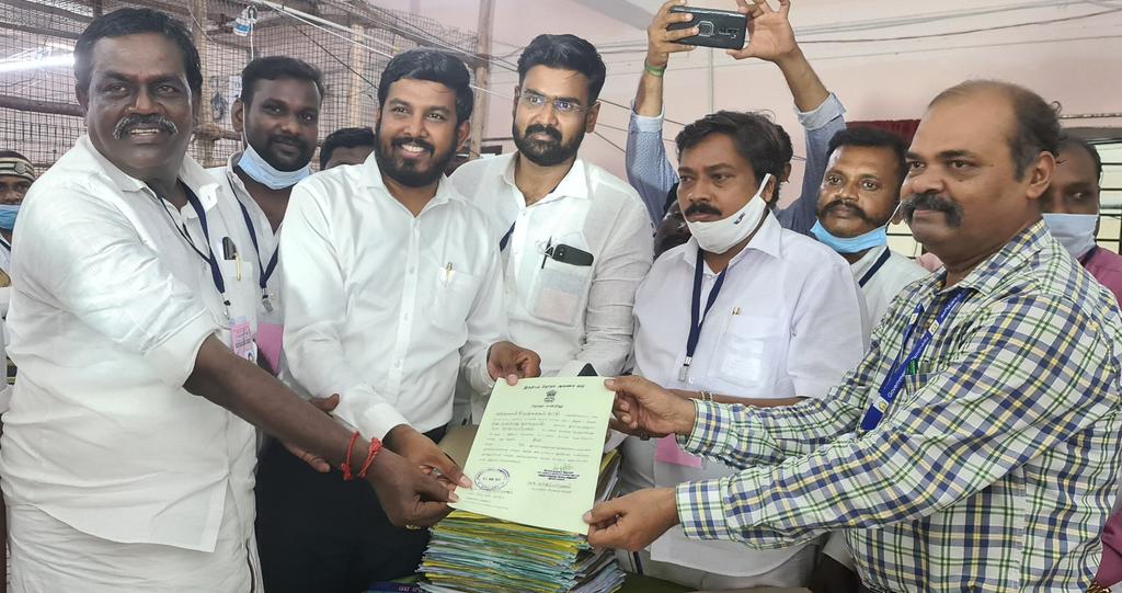 aloor_ShaNavas's tweet image. நாகப்பட்டினம் சட்டமன்றத் தொகுதியில் வெற்றி பெற்றதற்கான சான்றிதழை பெற்றுக் கொண்டேன்.
அனைவருக்கும் அன்பும் நன்றியும்!
#நாகைநமதே #நாகப்பட்டினம்
#Vck #DMK4TN @thirumaofficial