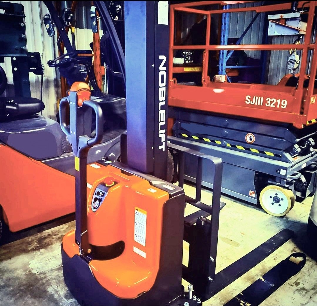 DonofNoblelift's tweet image. Mono Mast Full electric walkie straddle stacker PSE22MSL 2200lb capacity, 79&quot; Lift, Curtis Controller, Class II 42&quot; Forks, LBR, On-board Charger with adjustable legs. Sales@nobleliftNA.com #noblelift #nobleliftusa #straddlestacker #walkiestacker #forklift #materialhandling