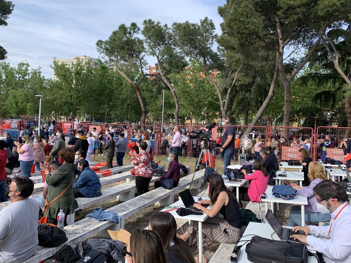 JuanmaRomero's tweet photo. El @PSOE @psoe_m cierra campaña en #Entrevías... con gente que se queda fuera porque no cabe por el protocolo #covid... En la cúpula insisten en que todo está muy igualado y cualquier bloque puede ganar... 👇🏻👇🏻👇🏻 #4M https://t.co/YGN11P15U5