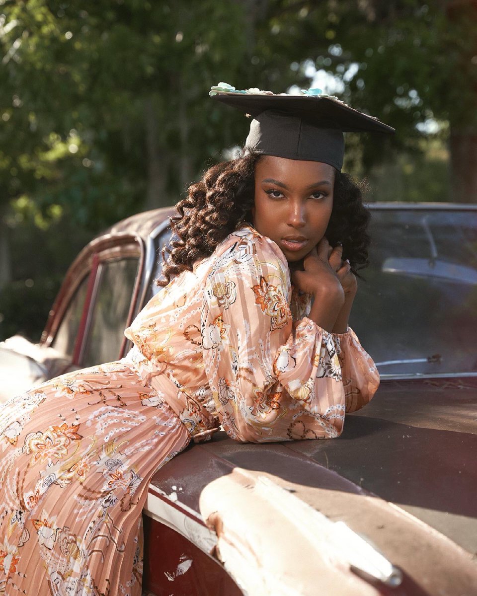 janjanstyles's tweet image. When your grad shots turn into Vogue shots 🎓 #BlackGrad #UF21 

📸: @samlaguerrex