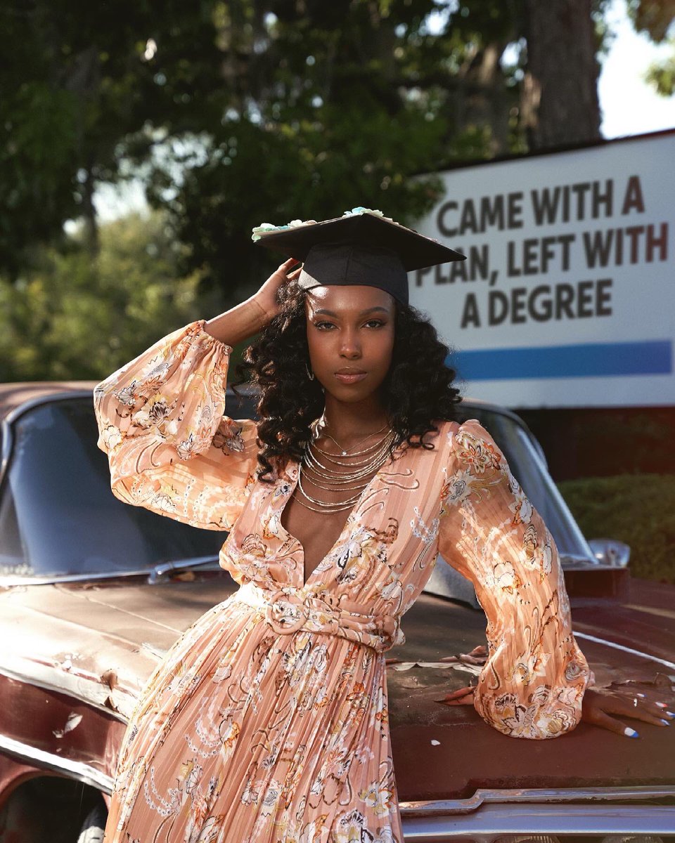 janjanstyles's tweet image. When your grad shots turn into Vogue shots 🎓 #BlackGrad #UF21 

📸: @samlaguerrex