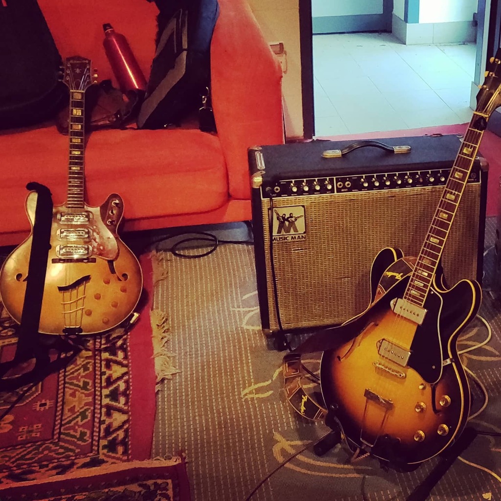 Rehearsals. 

With @nera_la_notte_delle_streghe @franciscodesich @bluebluefuzz 

#es330 #musicman #harmonyguitars #psychpop #powerpop #shoegaze #shoegazegospel instagr.am/p/COYbt3rFl0g/