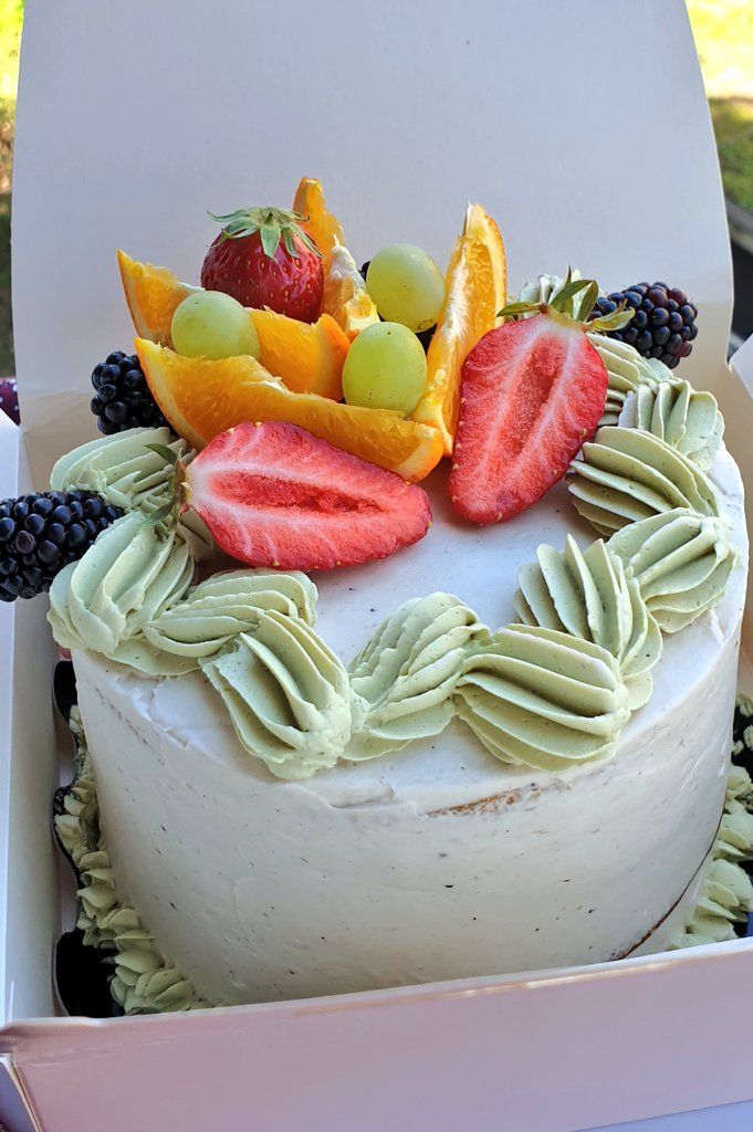 Ohng_co's tweet photo. Seasonal fruits madeleine cake 😍🎂 https://t.co/ntx5SomFh6