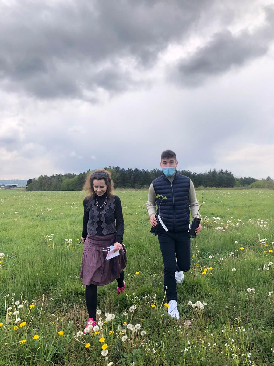 GrangierGe's tweet photo. Véritable escroquerie écologique, l'implantation massive d'éoliennes est une catastrophe pour notre région #bfc Avec les jeunes de #GN25 @MMourcely et @ricciardetti nous avons planté des arbres pour dire #StopEoliennes
Pour une Région qui vous protège votez @JulienOdoul 🌳 https://t.co/jElhpilSVs