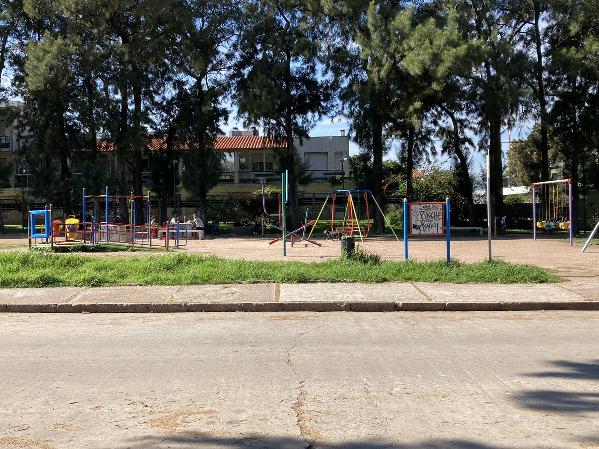 jimesuvi's tweet photo. @MunicipioE 
Plaza en Ignacio Nuñez y Mateo Vidal. Es hora de renovar tremendo espacio! La mitad de los juegos rotos y sin actualizar. Hermosas plazas en el resto del barrio. Gran potencial!!!!!! https://t.co/gG3qU0Gi7Z