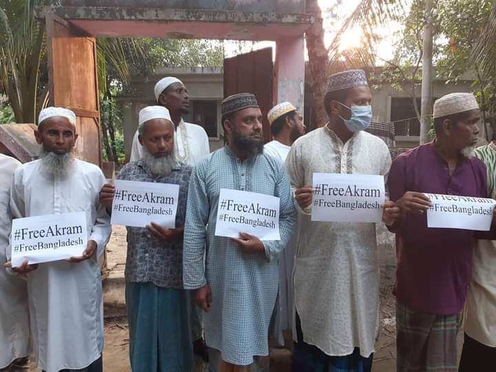 BsrcOfficial's tweet photo. Residents of Kandal village, Nangalkot thana in #Cumilla's own area of #Akram Hossain, general secretary of Chhatra Odhikar Parishad, Dhaka University branch, have demanded Akram Hossain's #release and they have held a sit-in there. We want Akram released soon.
#FreeAkram https://t.co/biIWsc8NGv