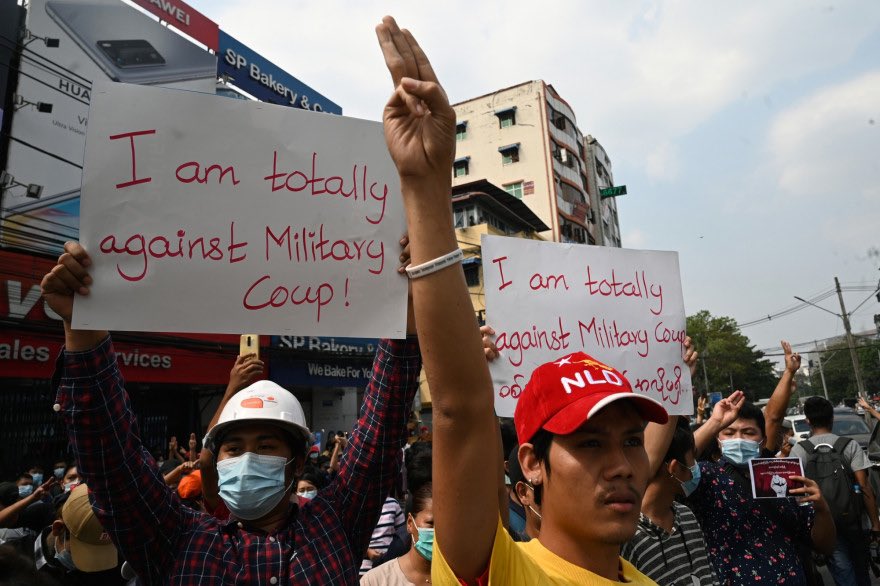 DotsMag's tweet photo. [SOCIÉTÉ]

🇲🇲 - 5️⃣ personnes sont décédées au cours de manifestations contre le régime militaire en place en #Birmanie, ce dimanche.

🔁 - Ces rassemblements de milliers de personnes à travers le pays font écho aux nombreux autres organisés quasi-quotidiennement depuis février. https://t.co/XqkrhEutjy