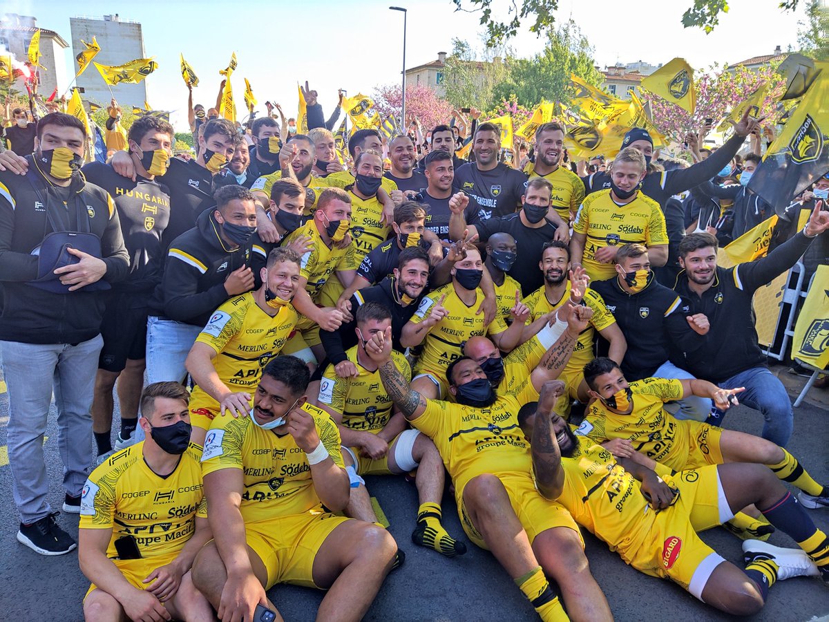 🔥🔥 ON EST ON EST ON EST EN FINALE ! 🙏🙏 Communion avec les supporters rochelais après la qualification en finale de #ChampionsCup 💛🖤 #FievreSR