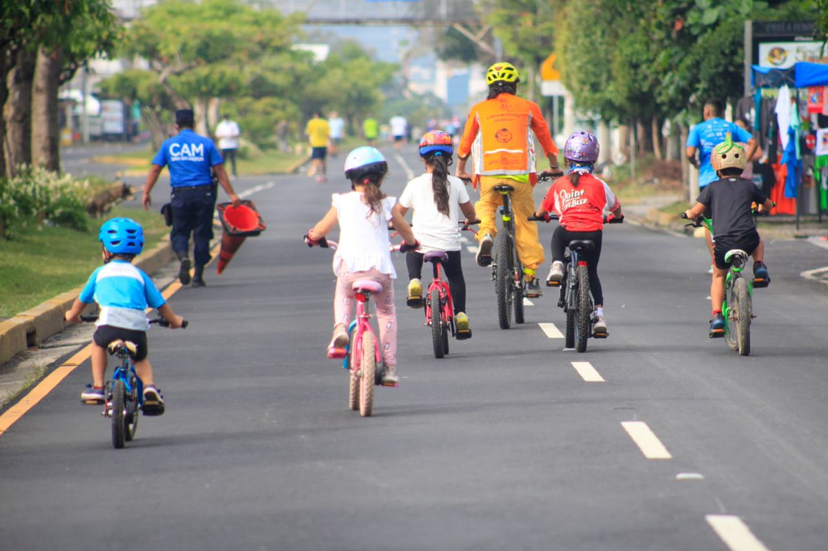 Esta mañana, junto al Director de IMDER, René Martínez, pintamos la ciclovía de alegría con la competencia de ciclismo infantil, donde más de 30 niños, con edades entre los 4 y 12 años, se divirtieron pedaleando para llegar a la Meta 🏁 🚴‍♂️🚴‍♀️🚴‍♂️🚴‍♀️