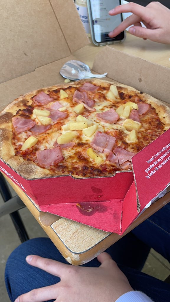 _lemonheaven's tweet photo. So she eats hawaïenne pizza #eeewwww #nolongerfriends #cancelher #gottagogottago https://t.co/5j3SNGck4r