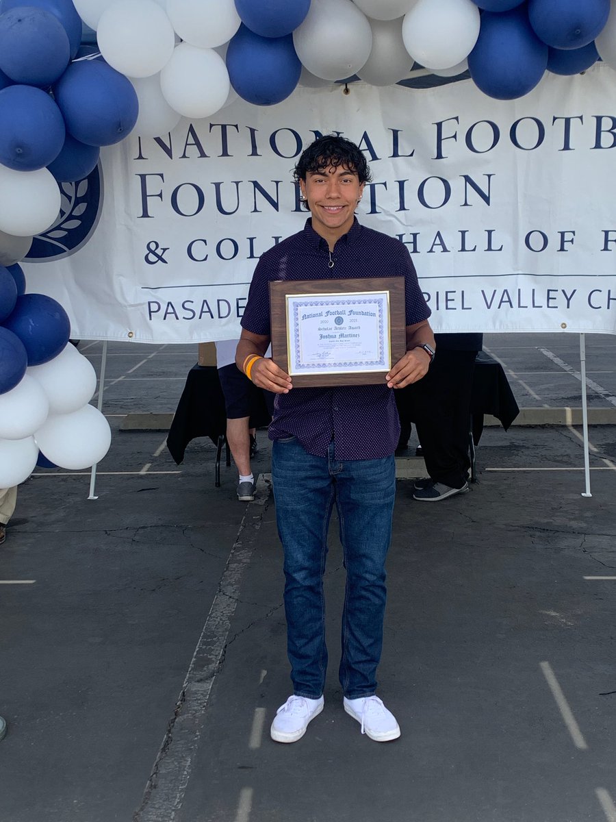 COHSFootball's tweet image. Our #OneCOFamily congratulates Joshua Martinez our 2021 Pasadena/San Gabriel Valley Chapter National Football Foundation Scholar Athlete Award winner continuing in our tradition of both academic &amp;amp; athletic excellence. Looking forward to your future. 
#ChargerPride 
#HarveyMudd25