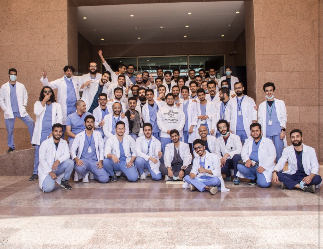 yazeeDsamman's tweet photo. الحمدالله الذي بنعمته تتم الصالحات        20رمضان💙تخرجت من كليه الطب سته سنين كانت جميله والصحبه الحلوه اللي فيها زادتها جمال❤️🎓 https://t.co/TzOttT3261