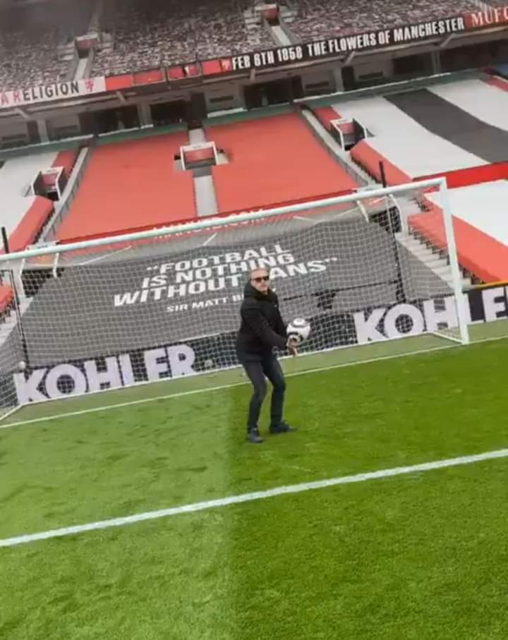 من اقتحام ملعب أولد ترافورد شخص يقوم بتقليد هدف واين روني الشهير