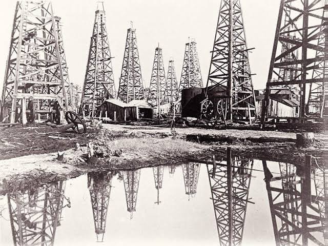 WOMGLOBALGROUP's tweet photo. The first well-equipped refinery in Texas was built in Corsicana in 1898, and this plant, which shipped its first production in 1899, came to be known as the state’s first refinery, despite the earlier efforts. 

#WOM #WOMgroup #oilandgas #oilandgasindustry #historyofoilandgas https://t.co/aQDvmHfyCZ